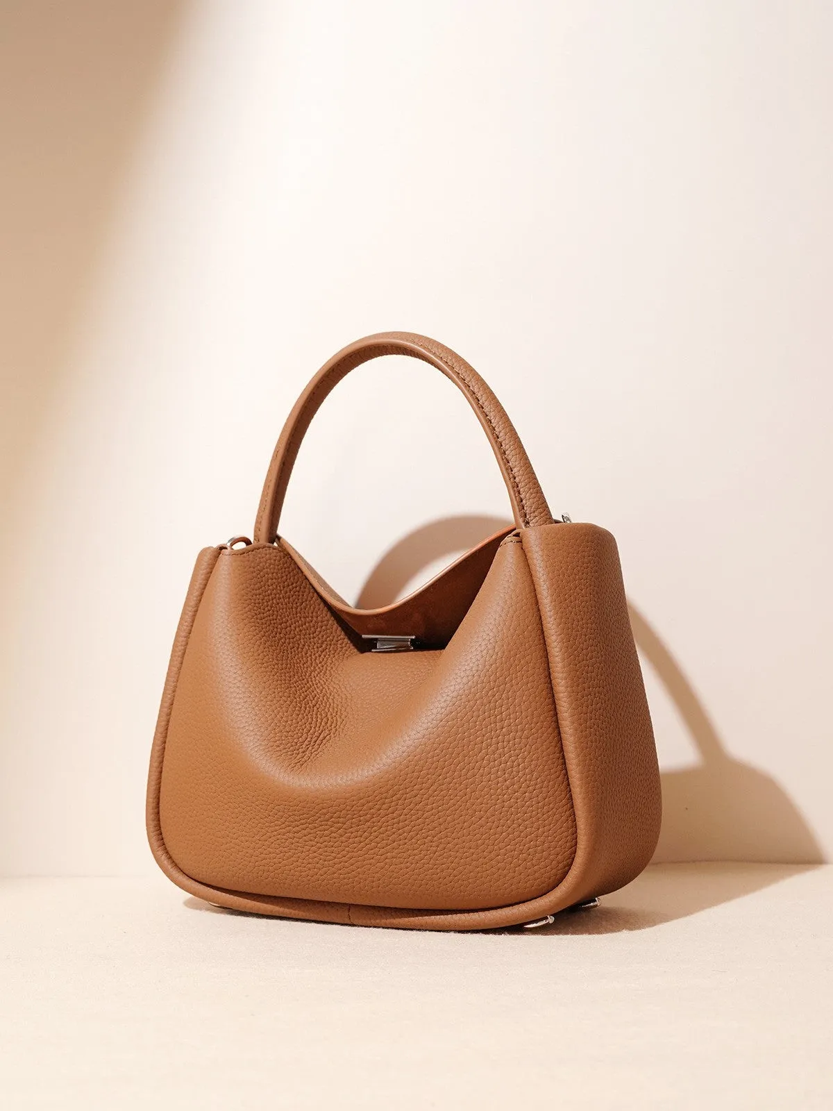 Curved Elegant Tote – Sculpted Leather Handbag