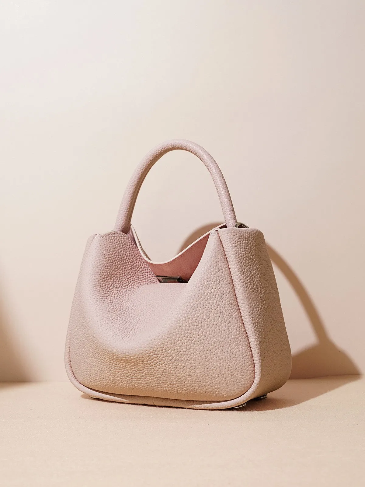 Curved Elegant Tote – Sculpted Leather Handbag