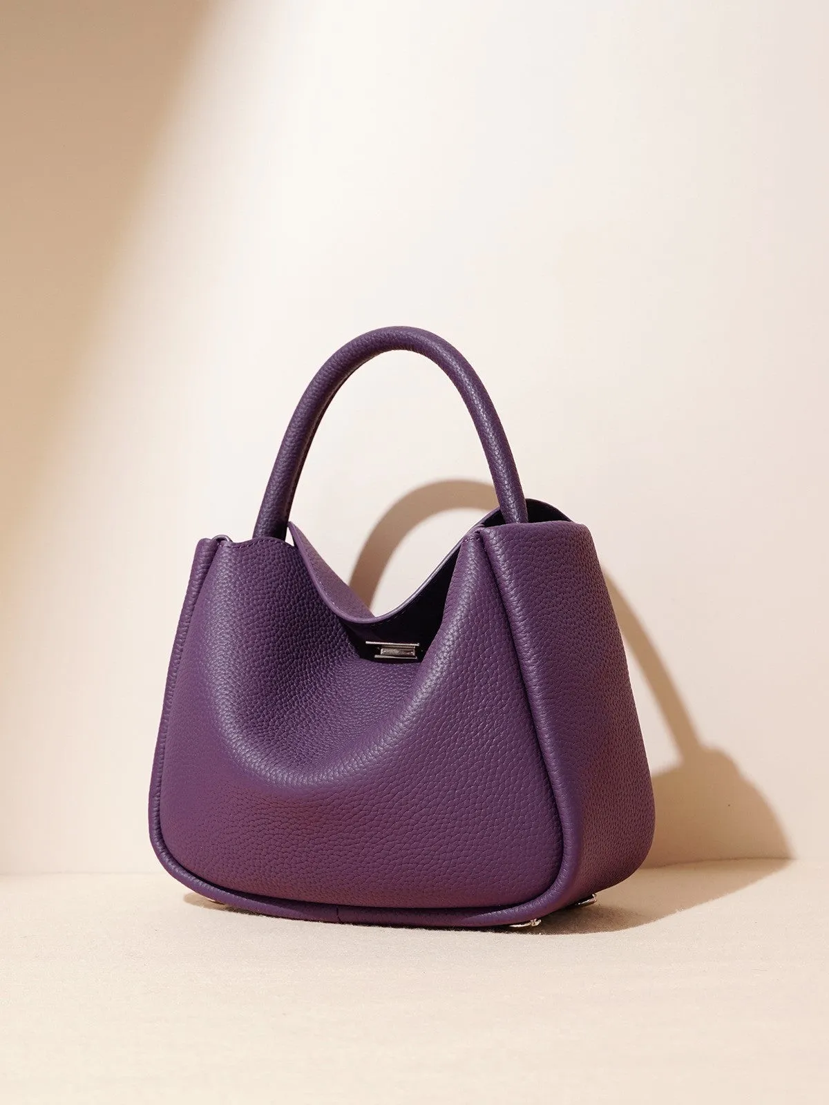 Curved Elegant Tote – Sculpted Leather Handbag