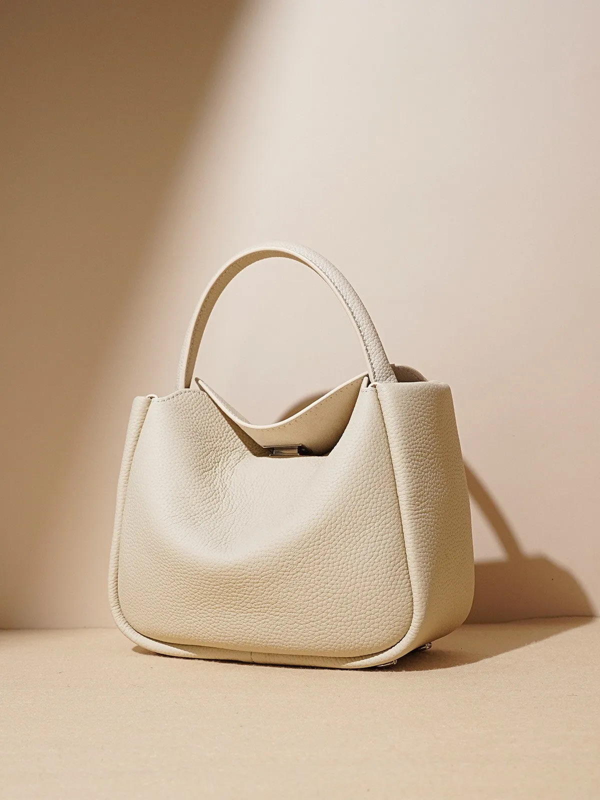 Curved Elegant Tote – Sculpted Leather Handbag