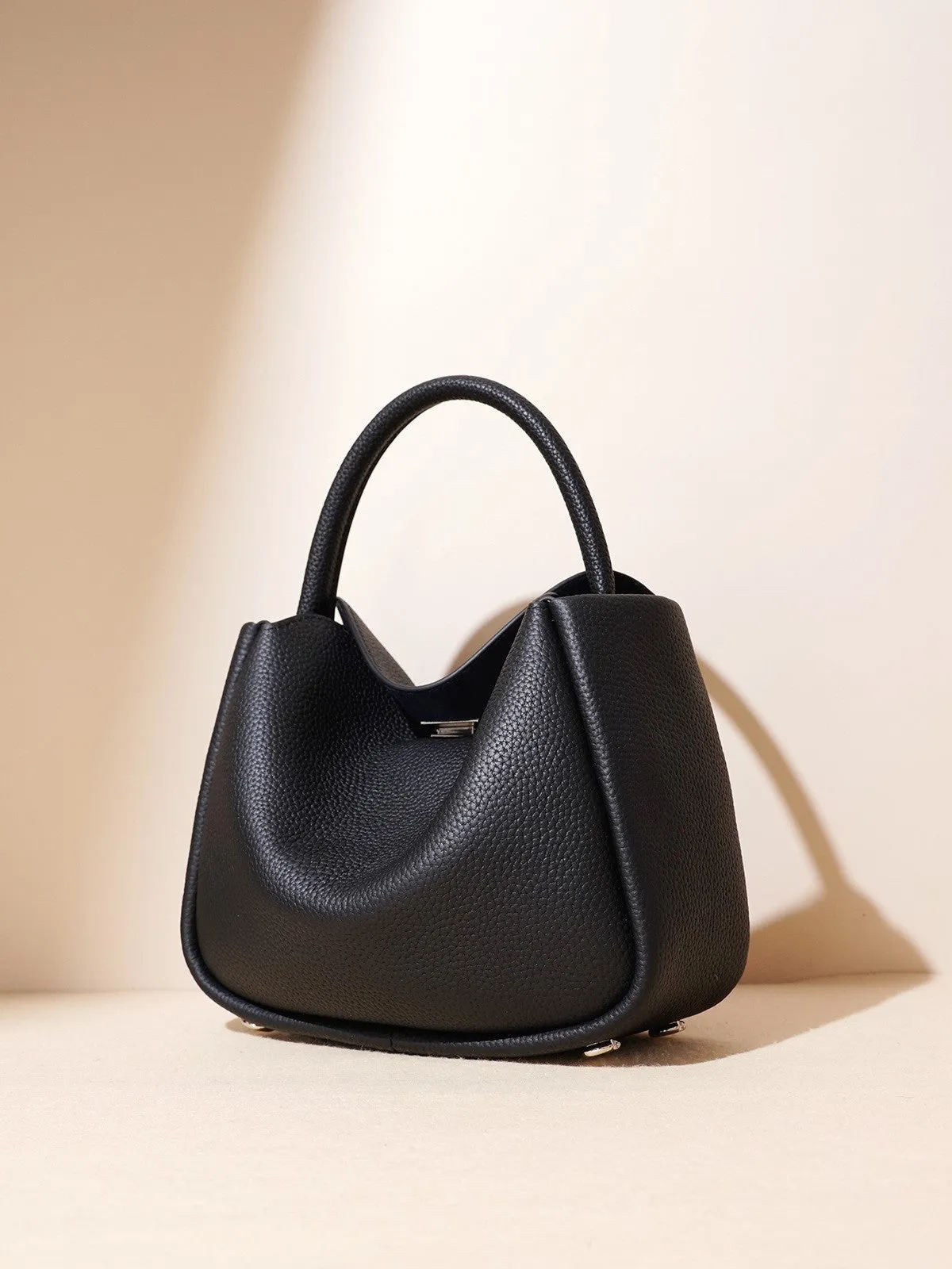 Curved Elegant Tote – Sculpted Leather Handbag