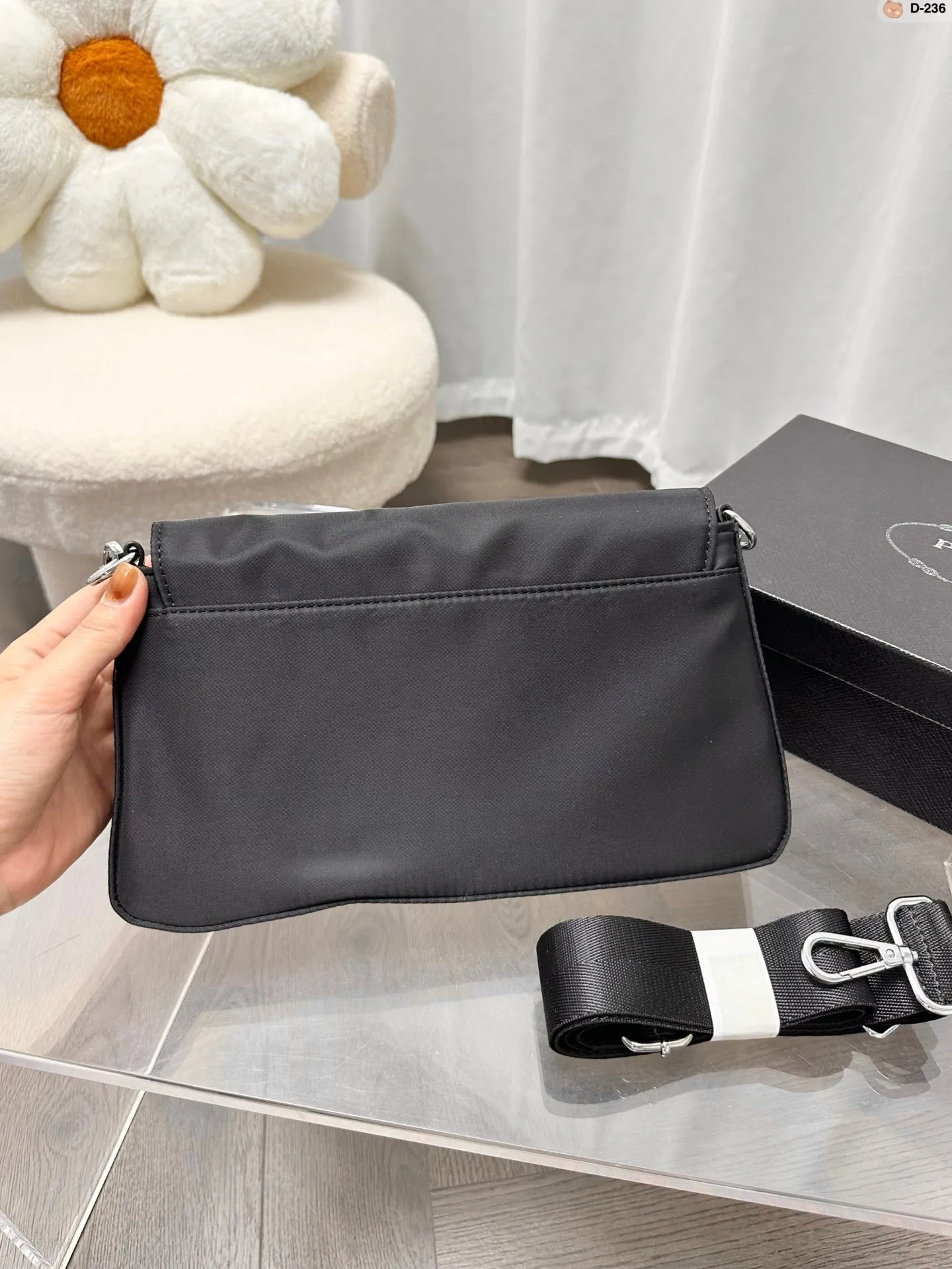 PD196 Shoulder Bag / 10.6x2x5.5inch
